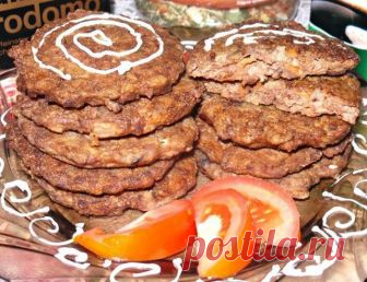 Печёночные котлеты с манкой и морковью.  Ингредиенты:

куриная печень- 500 гр
манная крупа — 6-7 ст. ложек
лук — 2 шт.
морковь — 1 шт
чеснок — 2 зубчика
сода пищевая — на кончике ножа
перец — по вкусу
соль — по вкусу
мука
растительное масло…