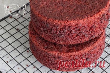 Бисквит красный бархат 
 
 Ингредиенты: 

- Кефир - 370 г. 
- Красный краситель - 4 капли 
- Мука - 270 г. 
- Сахар - 300 г. 
- Яйцо - 3 шт. 
- Сода - 1 ч.л
- Разрыхлитель - 2 ч.л
- Растительное масло - 180 г. 
- Какао - 7 г. 

 Приготовление:

1. Смешать кефир с красителем до нужного вам оттенка. И в отдельной ёмкости смешать сухие ингредиенты.
2. Муку, какао и соду с разрыхлителем просеять. Всыпать сахар и всё обьединить венчиком. 
3. Отдельно взбить яйца и 100г сахара д...