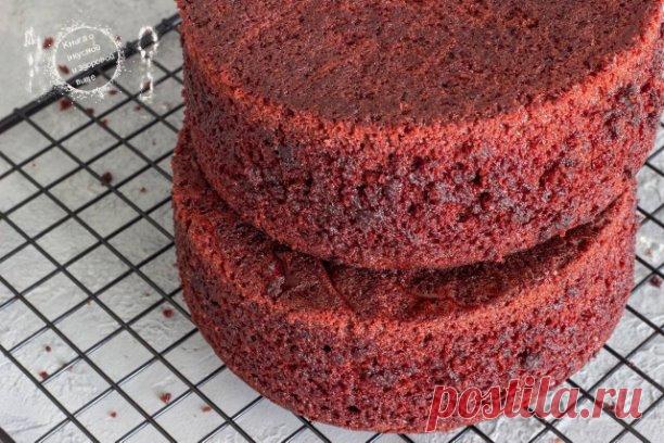 Бисквит красный бархат 
 
 Ингредиенты: 

- Кефир - 370 г. 
- Красный краситель - 4 капли 
- Мука - 270 г. 
- Сахар - 300 г. 
- Яйцо - 3 шт. 
- Сода - 1 ч.л
- Разрыхлитель - 2 ч.л
- Растительное масло - 180 г. 
- Какао - 7 г. 

 Приготовление:

1. Смешать кефир с красителем до нужного вам оттенка. И в отдельной ёмкости смешать сухие ингредиенты.
2. Муку, какао и соду с разрыхлителем просеять. Всыпать сахар и всё обьединить венчиком. 
3. Отдельно взбить яйца и 100г сахара д...
