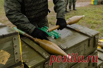 Российских роботов вооружат гранатометами. Военная академия материально-технического обеспечения имени генерала армии Андрея Хрулева разработала дистанционно управляемый боевой модуль с автоматическим гранатометом АГС-17 для вооружения роботизированных платформ. Для дистанционного управления АГС-17 оснастили электронным блоком.