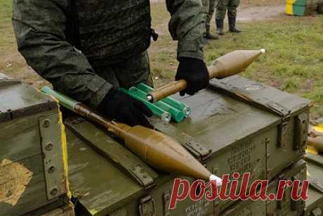 Российских роботов вооружат гранатометами. Военная академия материально-технического обеспечения имени генерала армии Андрея Хрулева разработала дистанционно управляемый боевой модуль с автоматическим гранатометом АГС-17 для вооружения роботизированных платформ. Для дистанционного управления АГС-17 оснастили электронным блоком.