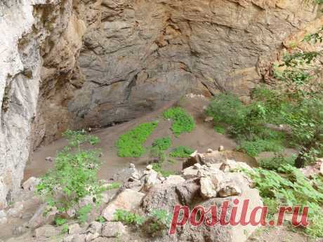 Сверху,просачиваясь местами капает чистая родниковая вода.Временами осыпаются камешки,которые,по поверью люди выстраивают в пирамидки,загадывая желания...