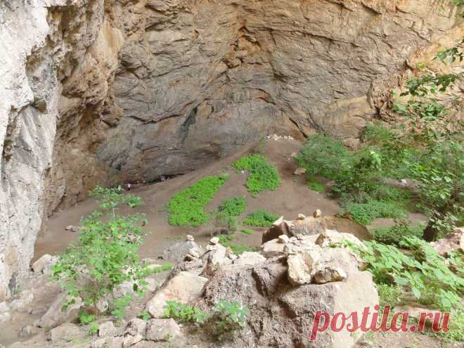 Сверху,просачиваясь местами капает чистая родниковая вода.Временами осыпаются камешки,которые,по поверью люди выстраивают в пирамидки,загадывая желания...