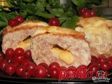 ОТМЕННЫЕ КОТЛЕТКИ "ПОД ШУБКОЙ" 
Мой муж обожает такой вариант!

ИНГРЕДИЕНТЫ:
● Фарш (из индейки) - 1 кг
● Яйцо куриное - 2 шт
● Батон (белый, без корочки) - 0, 5 шт
● Майонез (для фарша + немного для поливки) - 2 ст. л.
● Молоко - 120 мл
● Соль
● Перец
● Сыр твердый (для начинки - 50 г; для посыпки - 200 г) - 250 г
● Масло сливочное - 50 г
● Помидор - 2 шт
● Масло растительное

ПРИГОТОВЛЕНИЕ: 
Фарш я обычно готовлю из грудки и филе бедра 1:1. Мясо помыть, обсушить и измель...