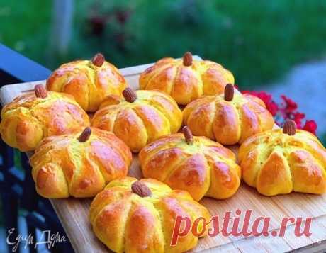 Булочки-тыквы. Ингредиенты: яйца куриные, молоко, тыквенное пюре Отличные быстрые булочки-тыквы с тыквенным пюре. С указанным количеством сахара булочки получаются умеренно сладкими. Если любите послаще, увеличьте количество сахара немного.