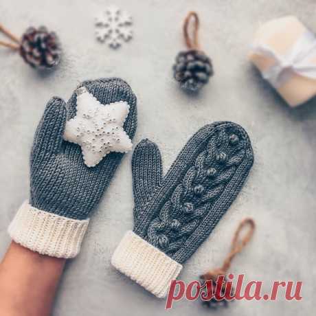 ВАРЕЖКИ happy_mittens

Варежки от katenka.happy
(https://www.instagram.com/katenka.happy/)

Для варежек нам понадобится:
Спицы круговые: номер 4
Спицы чулочные: номер 4
Крючок (для вывязывание «шишечек): номер 4
Пряжа: BBB FULL (100 % шерсть) 50г/90м (3 мотка).
.
Я вяжу сразу две варежки на круговых спицах методом «волшебная петля» (Magic loop).
.
Наш узор, это 2 лиц., 2 изн., 12 петель объемная коса (перехлесты в косе мы делаем через семь рядов в восьмом)+ 1 петля для «ши...