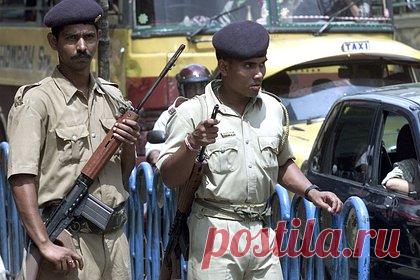 Верующие обезглавили женщину ради души покойного брата. В Индии задержали пятерых мужчин, которые обезглавили женщину в 2019 году ради человеческого жертвоприношения. Подозреваемые были арестованы за убийство 64-летней Шанти Шо, которой отрубили голову мачете рядом с храмом Камакхья в городе Гувахати, штат Ассам. Камакхья является одной из главных святынь индуистов.