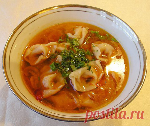 ЧУЧВАРА - ПЕЛЬМЕНИ ПО-УЗБЕКСКИ

Чучвара  является блюдом узбекской кухни и представляет собой мясо-тестяные изделия, которые чаще всего подаются в бульоне. Чучвара очень напоминает пельмени с той лишь разницей, что при ее приготовлении согласно мусульманским традициям никогда не используется свинина, а мясо и лук для приготовления фарша мелко режут, а не пропускают через мясорубку. Еще одним отличием чучвары является маленький по сравнению с пельменями размер.Тесто для чуч...