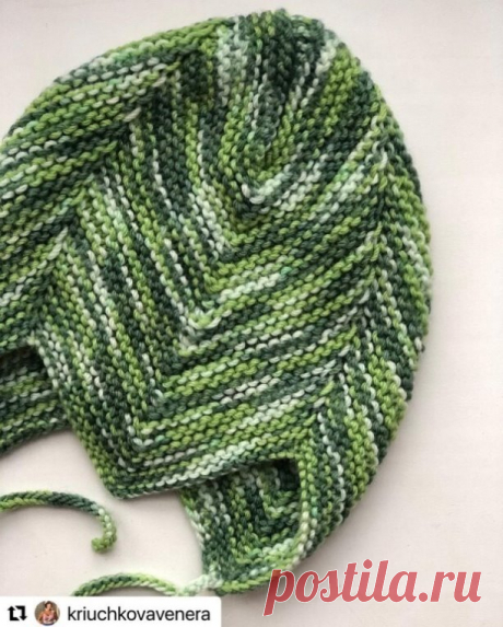 Та самая шапочка “конькобежца” (шапочка с мысиком или шапочка из детства). Помните такую?) Давайте же вязать!
Я рекомендую пряжу плотностью 100 гр/240 м (1-2 мотка) и спицы 2,5-3. Плотность вязания 23 петли в 10 см.
Шапочка вяжется одним полотном платочной вязкой и состоит из трех углов: один посередине (закрывает лоб) и два по бокам (ушки). Каждый угол свою очередь, делится на два клина, всего получается 6 клиньев, соединяющихся между собой рельефными полосами.
По этому п...
