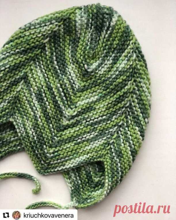Та самая шапочка “конькобежца” (шапочка с мысиком или шапочка из детства). Помните такую?) Давайте же вязать!
Я рекомендую пряжу плотностью 100 гр/240 м (1-2 мотка) и спицы 2,5-3. Плотность вязания 23 петли в 10 см.
Шапочка вяжется одним полотном платочной вязкой и состоит из трех углов: один посередине (закрывает лоб) и два по бокам (ушки). Каждый угол свою очередь, делится на два клина, всего получается 6 клиньев, соединяющихся между собой рельефными полосами.
По этому п...