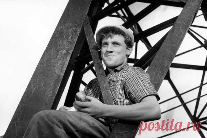 Никита Высоцкий вспомнил, за что его отругал отец. По словам Никиты, его возмущает, когда из отца пытаются сделать антисоветчика.