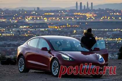 Tesla обновит свой самый дешевый автомобиль. Tesla запланировала начать выпуск обновленного электрического седана Model 3. В компании полагают, что редизайн позволит сэкономить на производстве автомобиля и привлечет к вышедшей в 2016 году модели дополнительное внимание. В частности, инженеры автоконцерна намерены снизить количество деталей интерьера Model 3.
