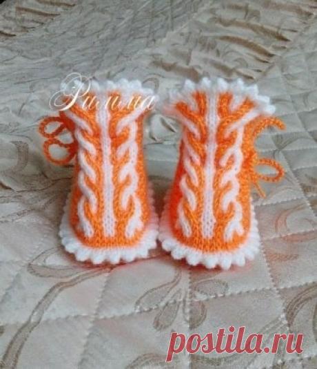 ПИНЕТКИ ДЛЯ ПРИНЦЕССЫ С ДВУХЦВЕТНОЙ КОСОЙ. АВТОР РИММА ЛЕБЕДЕВА Пряжа "Детская новинка". Спицы 2,5 мм. Набрать на спицы 42 петли и вязать подошву платочной вязкой пряжей основного цвета. 1 ряд – кр, все лиц. кр., 3, 5, 7, 9, 11 ряды – как 1 ряд. 2 ряд – кр, 1 лиц, накид, 18 лиц, накид, 2 лиц, накид, 18 лиц, накид, 1 лиц, кр. 4 ряд – кр, 2 лиц, накид, 18 лиц, накид, 4 лиц, накид, 18 лиц, накид, 2 лиц. кр. 6 ряд – кр, 3 лиц, накид, 18 лиц, накид, 6 лиц, накид, 18 лиц, накид, 3 лиц. кр. 8 ряд – кр,