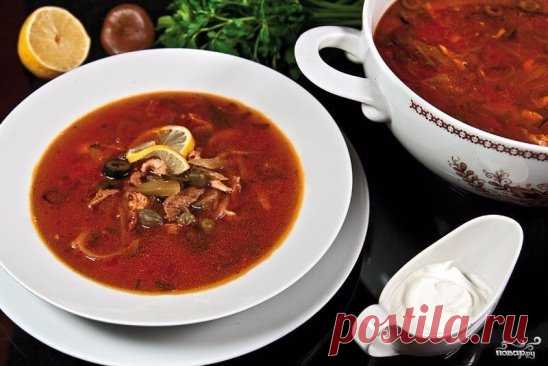 СОЛЯНКА МЯСНАЯ 
ИНГРЕДИЕНТЫ:
● Говядина — 300 Грамм
● Курица — 150 Грамм
● Копчености — 150 Грамм
● Лук — 3-4 Штук
● Соленые огурцы — 3-4 Штук
● Грибы соленые — 200 Грамм
● Томатная паста или томаты — 150 Грамм
● Оливковое масло — 50 Миллилитров
● Зелень — По вкусу
● Рассол огуречный — 1 Стакан
● Специи — По вкусу
● Оливки — 1-2 Ст. ложек
● Лимон — 2-3 Ломтиков
ПРИГОТОВЛЕНИЕ:
Для начала подготовьте мясо для солянки. Половину говядины промойте и порежьте тонкими пластинками. Другую половину - с