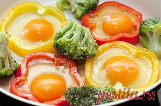 КАК МОЖНО ОРИГИНАЛЬНО ПРИГОТОВИТЬ ЯЙЦА НА ЗАВТРАК
Яйца в луковых кольцах
Берем большую луковицу и разрезаем ее поперек на широкие дольки. Аккуратно отделяем кольца друг от друга, чтобы не порвать. Обжариваем луковые кольца с одной стороны, переворачиваем и аккуратно вбиваем в кольца яйца. Жарим их до готовности. Солим-перчим по вкусу.
Яйца в кольцах из сладкого перца
Готовим по аналогии с луковыми кольцами.
Яйца в беконе
Берём маленькие формочки для запекания. На дно и по бокам выкладыв