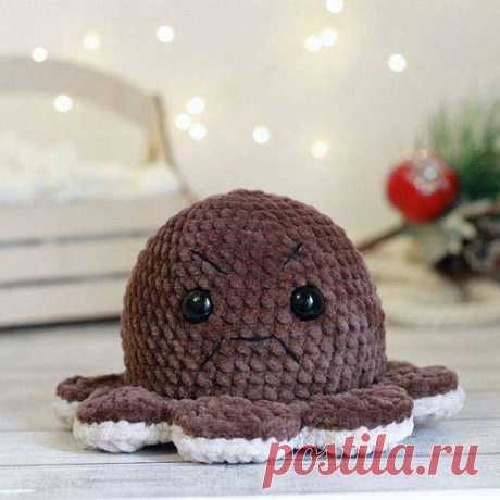 PDF Осьминог крючком. FREE crochet pattern; Аmigurumi toy patterns. Амигуруми схемы и описания на русском. Вязаные игрушки и поделки своими руками #amimore - двусторонний осьминог из плюшевой пряжи, плюшевая осьминожка перевёртыш, маленькая игрушка вывернушка.