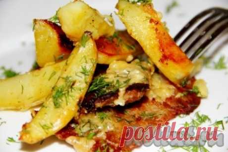 Картошка с мясом в духовке - 8 пошаговых фото в рецепте Блюда с картошкой любят многие. Вареный, жареный, запеченный... Способов приготовления картофеля - огромное множество. Добавив или убрав какой-то ингредиент, можно получить новый незабываемый вкус. Сегодня приготовим картошку с мясом в духовке. Совсем мало времени у вас уйдет на приготовление ...