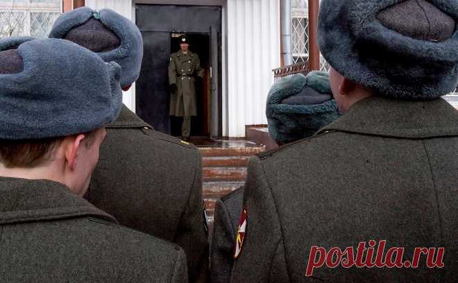 Военным второй раз с 2012 года повысят оклады больше, чем чиновникам. Размер индексации довольствия военнослужащих в 2023 году запланирован на уровне 10,5%, что почти в два раза превысит индексацию зарплат чиновников. Расходы федерального бюджета на силовой блок в следующем году вырастут на 22%