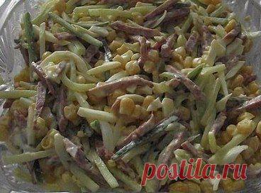 "Cалат "Соломка"

Ингредиенты:
Банка консервированной кукурузы
300 г. копченой колбасы 
2 свежих огурца 
4 яйца(вареных вкрутую)
майонез для заправки

Приготовление:
1. С кукурузы слить рассол.
2. Яйца очистить.
3. Огурцы вымыть.
4. Яйца, колбасу и огурцы нарезать тонкой соломкой.
5. Смешать все ингредиенты, посолить, поперчить, заправить майонезом.
•••подробнее