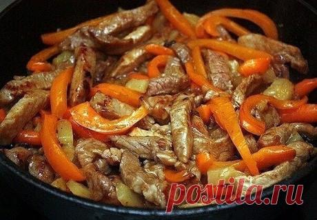 Свинина по-китайски



Не стоит думать, что если блюдо "свинина по-китайски" не относится к традиционным и привычным для нас, то это значит, что оно сложное и его трудно готовить. Совсем наоборот и сейчас вы в этом убедитесь.



Ингредиенты:



Свиная шея 350 г

Сахар песок 5 г

Имбирь молотый 1 ч.л

Морковь-мини 100 г

Ананасы консервированные 200 г

Крахмал картофельный 15 г

Соевый соус 50 мл

Масло подсолнечное 40 мл

Перец сладкий оранжевый 1 шт.



Приготовление:



...