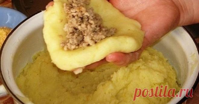 Лишь 500 г фарша, картошка и мука… Любимое блюдо польских королей и простых хозяек Зразы — блюдо литовской, белорусской, русской, польской и украинской кухни, представляющее собой котлету или мясной рулет с начинкой. Если верить «Хроникам славного королевства Польши», зразы очень лю