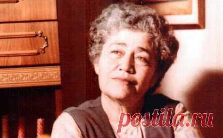 Ինձ չի տվել հողը հայոց
Հնոց գեղերը հայուհու
Ոչ սեգ հասակ,ոչ հուր հայացք,
Ոչ հյուսքերի բոցեր հլու
Պարգեւել է նա ինձ խորունկ
Զույգ մոխրագույն աչքեր միայն
Լցված մոխրով իրդարերի
Խորքում՝անթեղը ներշնչման
Հայկական աչքեր
Ու'ր էլ լինենք, ինչ դեմքի վրա
Խորշոմած մի մոր,թե մանկան մի թուխ
Հոգնած հարսների դեմքին արեւհար
Հայկակա'ն աչքեր, գեղեցի՜կ եք դուք
Դուք, եսած այդքան լաց ու արհավիրք
Ինչպե՞ս կարեցաք դարերից այն հին
Մնալ այսքան մե՜ղմ, այսքան գեղեցի՜կ
Այսքան գեղեցի'կ նայել աշխարհին
Կապուտիկ