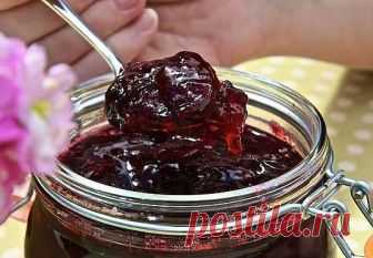 ВИШНЯ В ЖЕЛЕ — ОЧЕНЬ ВКУСНО И КРАСИВО! Совершенно необычный рецепт. Получается вкусняшка совершенно не приторная, красивого цвета, с запахом и ароматом свежей вишни, поскольку варится совсем недолго и хранится неплохо, правда в прохладном месте, я ставлю на верхнюю полку в холодильнике.

Начнём?

Вначале нужно немного потрудиться — о