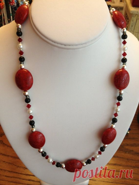 Collar rojo y negro