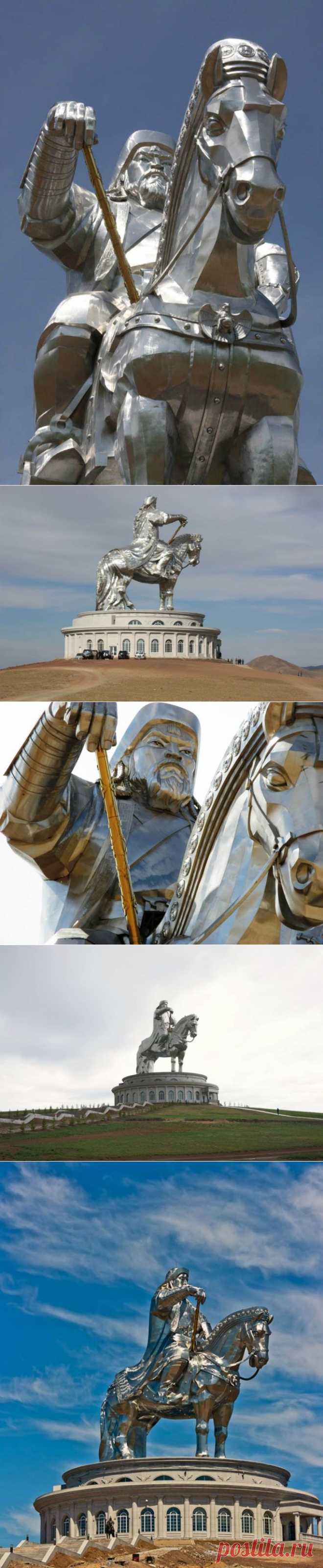 Статуя Чингисхана