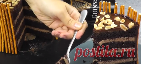 Торт Гиннесс на ПИВЕ -- насыщенный аромат какао в сочетании с легким оттенком солода. А идеальный нежный крем – взбитый ганаш на темном шоколаде как нельзя лучше сюда подходит. Ингредиенты для бисквита на форму 16см/20 см/24 см: Мука – 215 гр/270 гр/390 гр. Какао – 80 гр/100 гр/140 гр. Разрыхлитель – 3 ч.л./4 ч.л./6 ч.л. Пиво темное – 320 гр/400 гр/570 гр. Сахар – 280 гр/350 гр/500 гр. Сливочное масло – 180 гр/225 гр/320 гр. Яйца – 3 шт./4 шт./6 шт. Для крема взбитый ганащ...