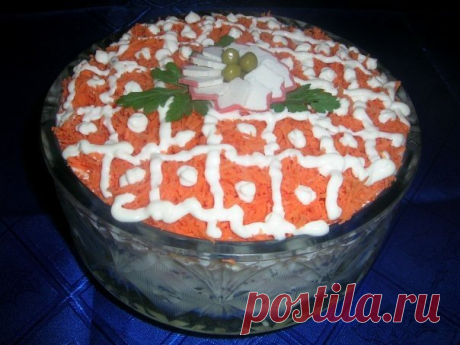 Салат "Бархатный"

Рецепт: 3 яйца, 1 упаковка (200 г) крабовых палочек, 3 вареных картофелины, 2 небольшие сырые морковки, 200 г сыра, 250 г майонеза.

Выложить слоями продукты, натертые на крупной терке, слегка промазывая майонезом: картофель (слегка его посолить), яйца, крабовые палочки (просто мелко нарезать), сыр, морковь. Дать пропитаться в холодильнике 3-4 часа. 
Салатик очень вкусный. Особенно его заценил мой сын.

Автор: Нина Стрекаловская