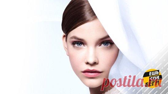 Маски для лица с касторовым маслом 
1. Маска от ранних морщинок на лице. Столовую ложку касторового масла нужно смешать с оливковым и облепиховым маслами, взятым в количестве одной чайной ложки каждое. Перед нанесением на лицо смесь подогревают на водяной бане примерно до 30 градусов по Цельсию. На лицо масляный состав наносят косметическим диском, а затем в течение 2-3 минут делают легкий массаж кончиками пальцев. Держат маску не менее получаса, после чего смывают теплой водой. 
2. Универсальн