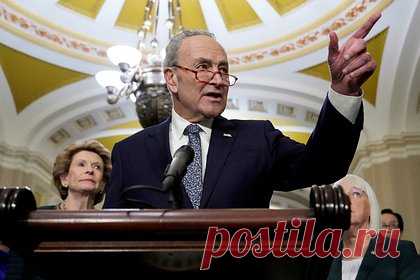 Лидер большинства в Сенате США рассказал о желании Рейгана перевернуться в гробу. Бывший президент США Рональд Рейган захотел бы перевернуться в гробу, если бы узнал о блокировке республиканцами выделения помощи Украине. Таким образом, Шумер раскритиковал блокировку республиканцами в Сенате США выделения нового пакета финансовой помощи Украине, инициированную Митчем Макконеллом.