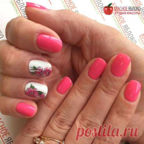 Одним из главных👆 факторов отличного настроения😁 является красивый маникюр💅. Ногти ярко-розового цвета🎨, украшенные нежными цветами🌺, сделают Вас по-летнему🌄 радостной. Работа мастера🍎 Евгении м.Выхино.