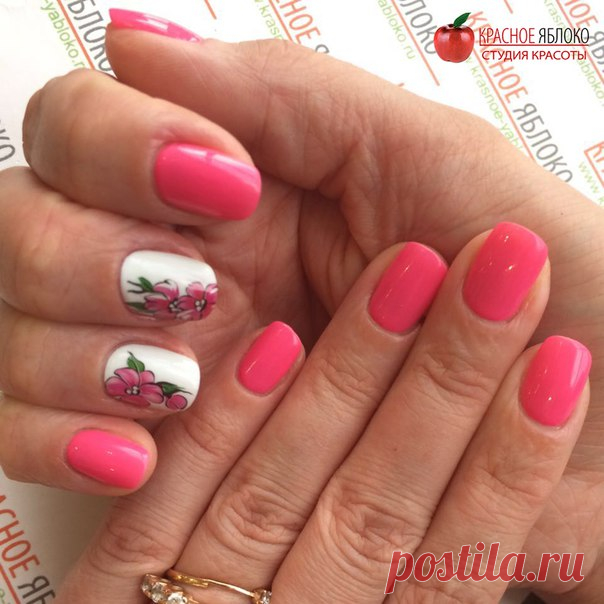 Одним из главных👆 факторов отличного настроения😁 является красивый маникюр💅. Ногти ярко-розового цвета🎨, украшенные нежными цветами🌺, сделают Вас по-летнему🌄 радостной. Работа мастера🍎 Евгении м.Выхино.