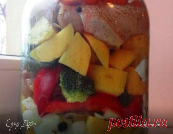 Курица в банке в собственном соку. Ингредиенты: куриные бедра, картофель, морковь