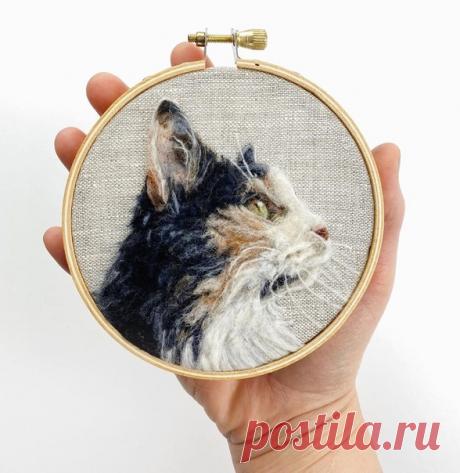 Во-первых, сегодня день котов. Скорее пожмите лапу вашему пушистику и передайте от нас и мифовской кошки Мусяо поздравления 😻 ⠀ Во-вторых, посмотрите на эти картины. Эти кошачьи портреты сваляла из шерсти рукодельница Дани Айвс (в инстаграме @begoodnatured). Мы думали, что это сложно, но ошиблись! В книге «Картины шерстью» Дани рассказывает все так просто и понятно, что хочется схватиться за иголку и пяльцы в туже минуту. В ней есть все, что нужно для начала работы: инструменты, основные…