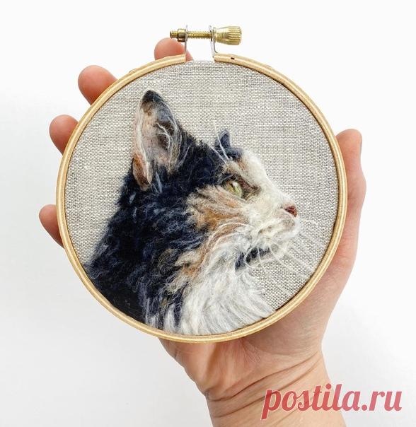Во-первых, сегодня день котов. Скорее пожмите лапу вашему пушистику и передайте от нас и мифовской кошки Мусяо поздравления 😻 ⠀ Во-вторых, посмотрите на эти картины. Эти кошачьи портреты сваляла из шерсти рукодельница Дани Айвс (в инстаграме @begoodnatured). Мы думали, что это сложно, но ошиблись! В книге «Картины шерстью» Дани рассказывает все так просто и понятно, что хочется схватиться за иголку и пяльцы в туже минуту. В ней есть все, что нужно для начала работы: инструменты, основные…