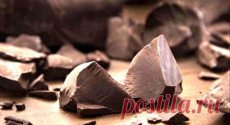 Употребление тёмного шоколада помогает снизить кровяное  давление.