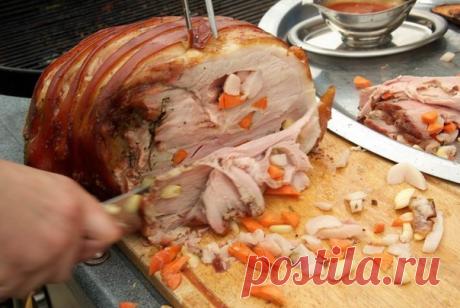 ГОТОВИМСЯ К НОВОМУ ГОДУ

Праздничный свиной окорок в духовке, запечённый с имбирём и чесноком

соль
Свежемолотый чёрный перец

свиной окорок с жирком, одним куском – 2-2,5 кг
перец горошком (по желанию) – 1 ч. л.
имбирный порошок – 1 ч. л.
крупные головки чеснока – 6 шт.
свежий корень имбиря – 8-10 см
лайм – 2 шт. или лимон – 1 шт.

Срежьте с жира на окороке 6 кусочков размером 1,5 х 1,5 см. Если жира слишком много, срежьте его так, чтобы на окороке остался слой толщиной н...