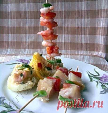 Брошетты с морепродуктами и пикантным салатом