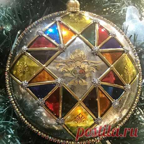 Изысканное украшение на ёлку 🎄🎄🎄«Магические ромбы»-это большой медальон 12сантиметров 😊  Ромбы, ох уж эти ромбы! Да, и не отпускает меня пока витражный лак!!! Пока в единственном экземпляре, но чувствую будут «братишки» 😉 всем хороших и продуктивных выходных!!! 
Новогодние игрушки от мастера декупажа Елены Ниловой