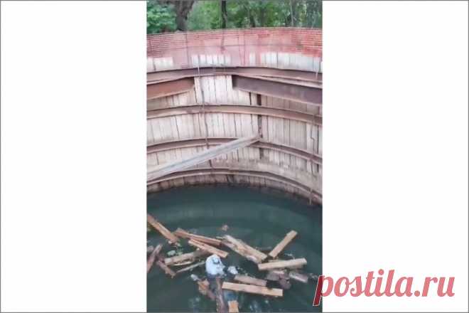 Страшный котлован. Умер ребенок, упавший в яму с водой на западе Москвы. Четырёхлетний мальчик гулял в Москве с друзьями недалеко от дома и упал в огромную яму с водой. Его достали далеко не сразу, экстренно госпитализировали, но спасти не смогли.