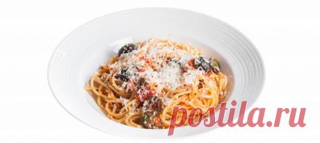 Спагетти алла путтанеска. Видеорецепт Разогреть в кастрюле на среднем огне оливковое масло. Добавить мелко нарезанные чеснок и анчоусы, подержать минуту.