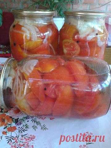 Помидоры “Чудо”

Продукты:
Расчёт на 1 литровую банку:
1 столовая ложка растительного масла;
2 лавровых листа;
6 горошин перца;
лук репчатый.

Для маринада на 2 литровые банки:
1 литр воды;
2 столовые ложки без верха соли;
3 столовые ложки сахара;
7-8 лавровых листочков;
15-20 горошин перца;
10 гвоздичек;
корица по вкусу;
половина стакана 6-9% уксуса.

Приготовление:
Помидоры нарезаем дольками. Лук режем полукольцами.
Банки стерилизуем на пару или в микроволновке. Вливаем ...