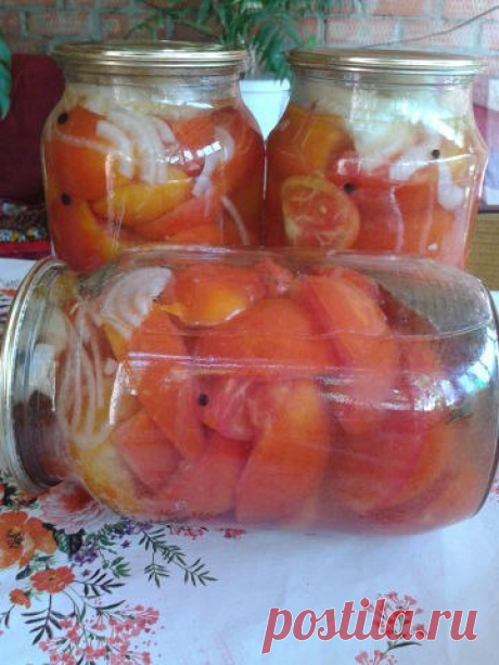 Помидоры “Чудо”

Продукты:
Расчёт на 1 литровую банку:
1 столовая ложка растительного масла;
2 лавровых листа;
6 горошин перца;
лук репчатый.

Для маринада на 2 литровые банки:
1 литр воды;
2 столовые ложки без верха соли;
3 столовые ложки сахара;
7-8 лавровых листочков;
15-20 горошин перца;
10 гвоздичек;
корица по вкусу;
половина стакана 6-9% уксуса.

Приготовление:
Помидоры нарезаем дольками. Лук режем полукольцами.
Банки стерилизуем на пару или в микроволновке. Вливаем ...