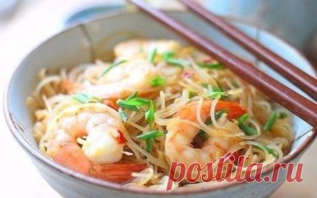 Рисовая лапша: ТОП-5 рецептов приготовления самых вкусных блюд 😊
1. Стеклянная вермишель с креветками и соусом
Ингредиенты:
● стеклянная вермишель (она же рисовая) - 100гр. 
● креветки очищенные - 200гр. 
● чеснок - 8-10 зубочков 
● перец чили сушеный - на кончике ножа 
● соль, перец, оливковое масло
Приготовление:
Креветки, несмотря на то, что уже вареные, закинуть в кипящую воду с 2-мя раздавленными зубочками чеснока, солью и столовой ложкой оливкового масла. Дать закипеть и быстренько о
