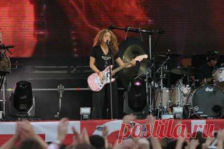 Шакире поставили памятник на родине. На родине певицы Шакиры — в колумбийском городе Барранкилья — поставили скульптуру в ее честь. Кадры с открытия памятника опубликовала артистка в соцсетях. Бронзовую статью высотой 6,4 метра создал художник Йино Маркес. Фигура воспроизводит танцевальное движение певицы из музыкального клипа на песню Hips Don't Lie.