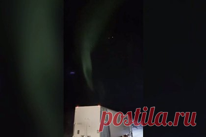 Эвакуацию фуры с российской трассы в свете северного сияния сняли на видео. Попавшую в аварию под Мурманском фуру эвакуировали в свете северного сияния. Работу дальнобойщика на российской трассе сняли на видео, кадры публикует портал «Север Пост». На выложенных кадрах видно, что многотонный грузовик после ДТП скатился в кювет, однако водителю удается вытащить фуру.