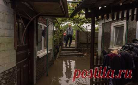 Сальдо оценил срок откачки воды после разрушения Каховской ГЭС. Вода осталась только в низинах, ее выкачивают спасатели. Вместе с расчисткой территории это займет до нескольких месяцев, предупредили власти региона. Экологи предупреждали, что вынесенный потопом донный ил грозит опасностью